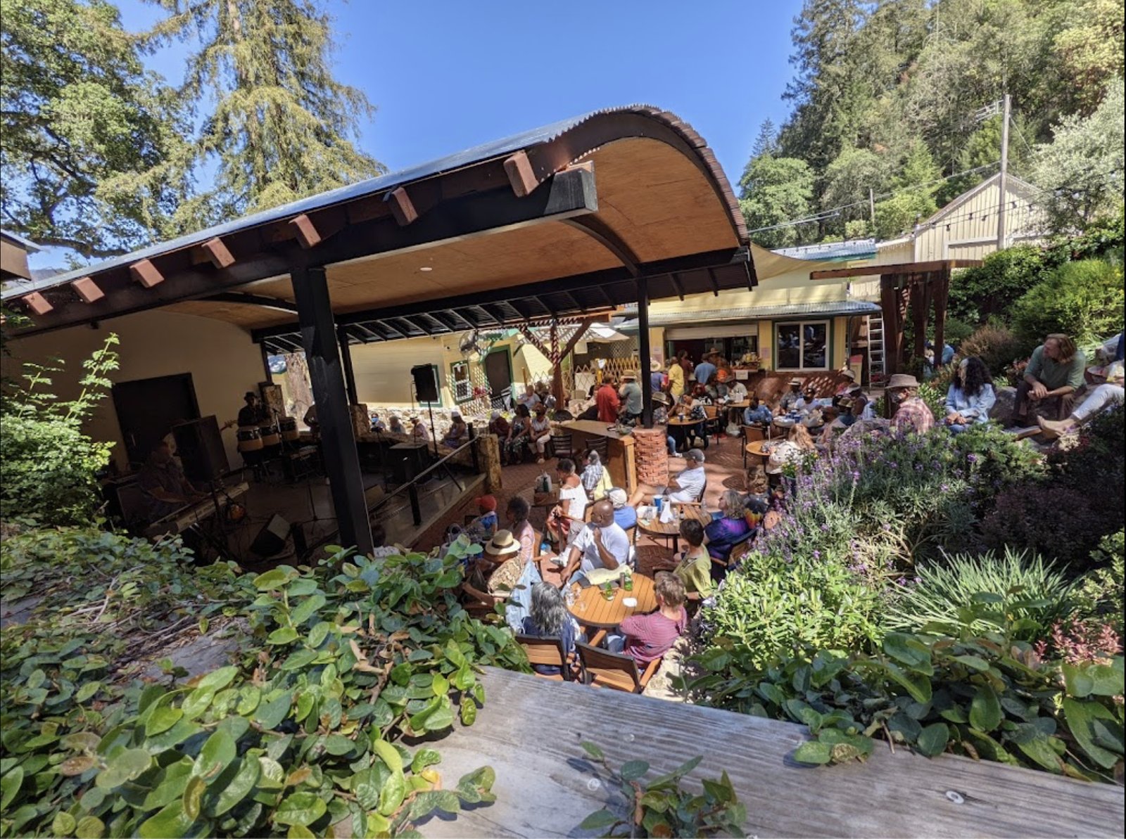 Live music and barbecue under the open-air pavilion at Busters Bar B Que in Calistoga